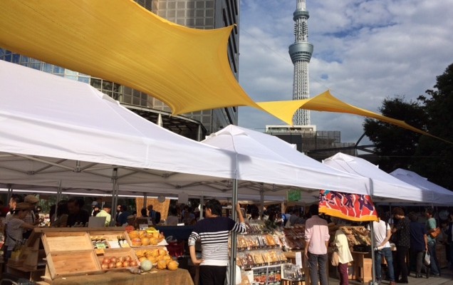 東京の都心部で、農産品の直売市が拡大中。<span id=