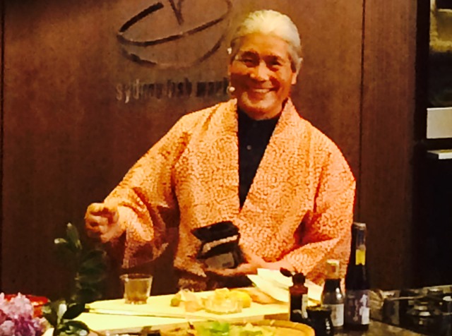 ジェトロがシドニーで開催したイベントで、料理研究家の出倉憲秀氏が日本の調味料を使った料理を披露