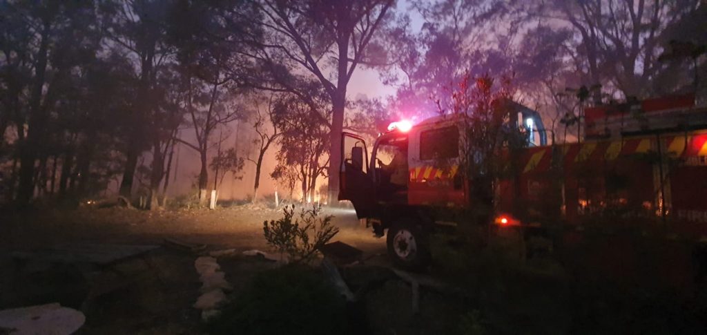 シドニー南西部オークデールでも山火事が発生、消防士や航空機が消火にあたった
