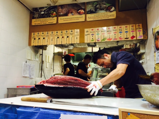 シドニーの「SASHIMI TUCKER」で恒例のマグロ解体ショー。<span id=