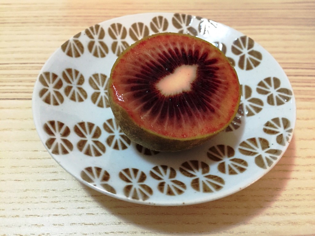 文字通り赤い！レッド・キウイフルーツがオーストラリアで売られています。<span id=