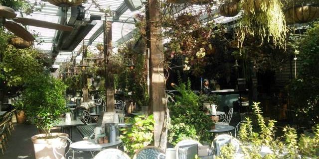 シドニーの人気カフェ「The Grounds of Alexandria」。<span id=