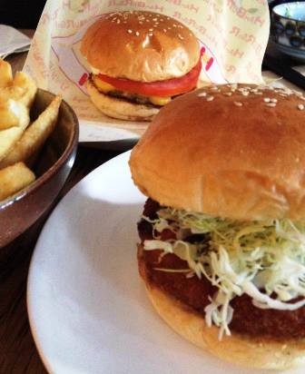 エビバーガー(手前)と梅バーガー、どちらも15豪ドル