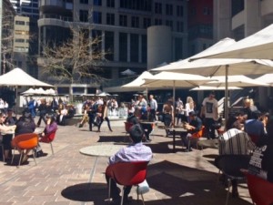 昼休みでにぎわうフードコートの屋外席。シドニーで