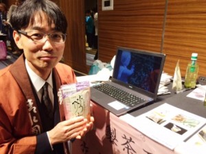 パソコンでブルーベリー茶の製法を紹介。備前屋の工場長、石橋弘亨氏