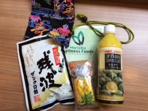 沖縄産の工芸品や食品を持ち歩き、常 にアピール