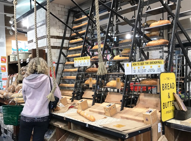 スーパー業界、ハリス・ファームは回転式パン売り機で差別化?ひもを引くとパンが落ちます