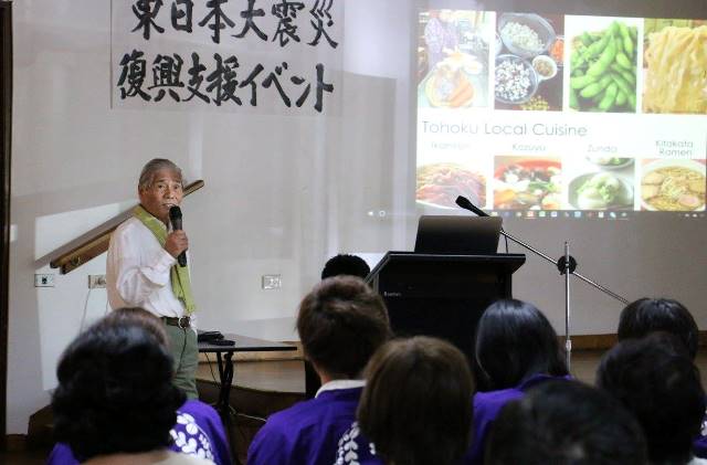 東北郷土料理を説明する日本食普及親善大使・出倉秀男氏。<span id=