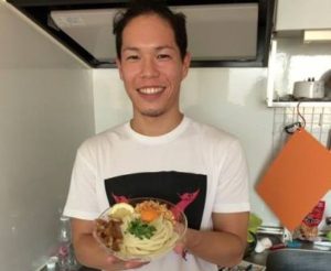 おいしそうなうどんを持つ純さん