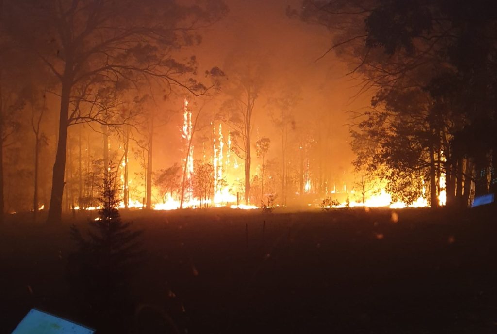 シドニー南西部オークデールでも山火事が発生、消防士や航空機が消火にあたった